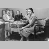 079-1118 1956 Treffen sich 4 Poppendorfer Damen. Rosa Aktun, Hedwig Haack, Jutta Scholz und Mariea Bierkandt.jpg